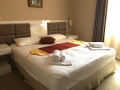 Ein großes Doppelbett