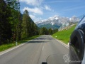 Freie Straße, angenehme Temperaturen, blauer Himmel