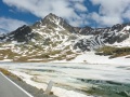 Der Bergsee ist noch zugefroren