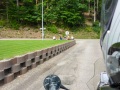 Ein kleine Wandergruppe am Wegesrand